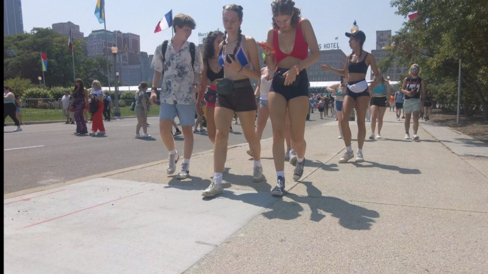 cap_Queenswalk_000203_42.jpg.aef4e19f86275a0580985ca0a52e0d8c (1).jpg