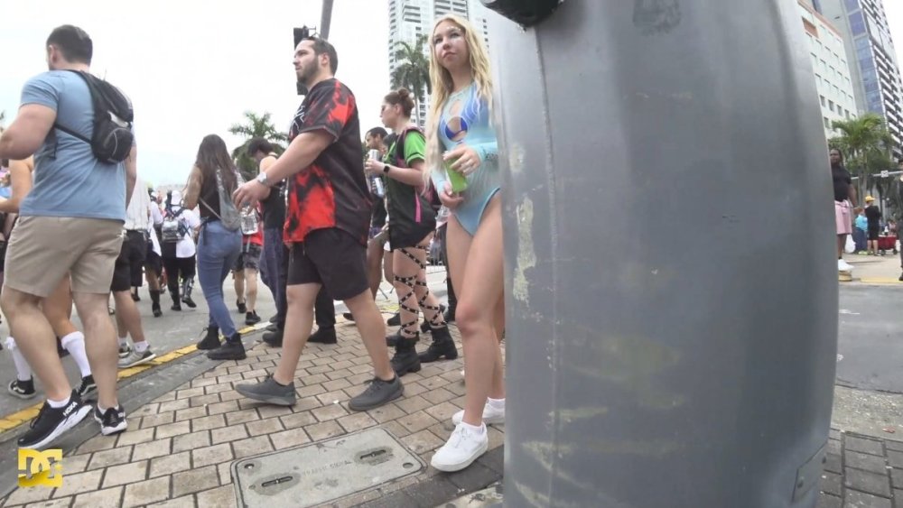 JokerUS2024 - Rave group cuties shopping.mp4_snapshot_00.14_[2025.05.24_12.34.51].jpg