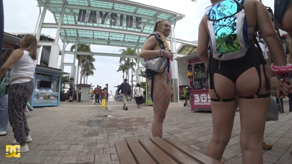 JokerUS2024 - Rave group of friends twerking on the escalator.mp4_snapshot_00.24_[2025.05.24_12.23.59].jpg