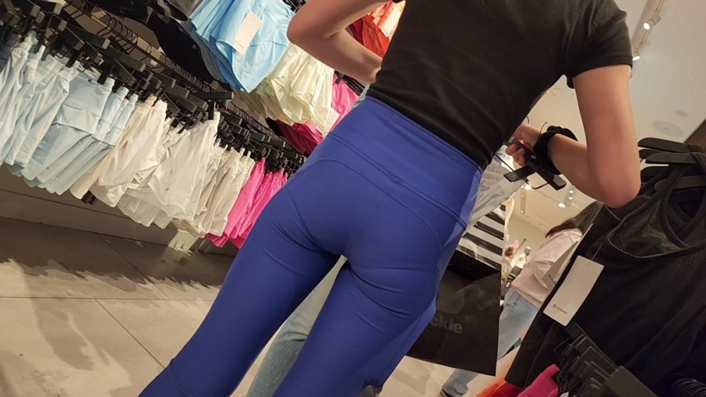 BLUE LEGGINGS VPL TEENIE IN LULULEMON.mp4_snapshot_00.39_[2025.09.28_12.02.38].jpg
