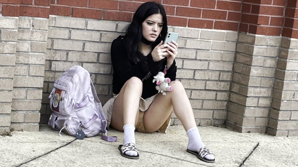 Emo teen in skirt - eagle salute.mov_snapshot_02.42_[2025.09.07_01.26.36].jpg