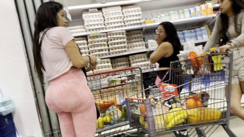 Latina packing a ridiculous peach in pink leggings.mov_snapshot_01.24_[2025.09.07_01.22.39].jpg