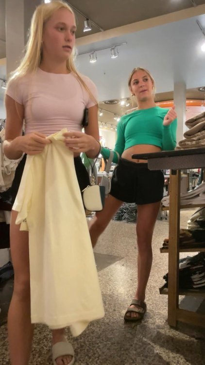 cap_two friends graphic tees_00_00_56_03.jpg