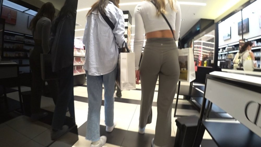 Sub 23 - Blonde Lulu Flares Banger.mp4_snapshot_02.15_[2025.12.08_09.22.21].jpg