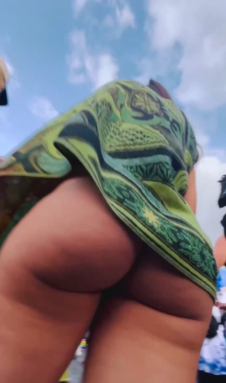 Brunette on rave with bubble butt one piece bikini.mp4_snapshot_02.48_[2026.01.01_12.07.33].jpg