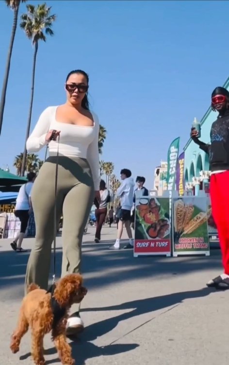 jiggly Pawg Brunette (3).jpg