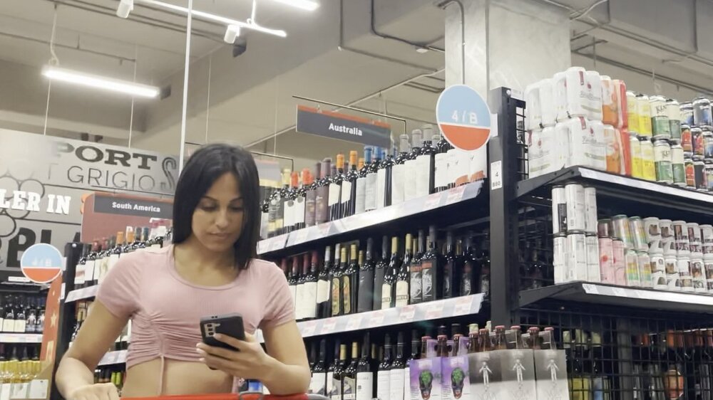 Latina_packing_a_perfect_peach.mov.mov_snapshot_01.20_[2026.04.22_09.57.40].jpg