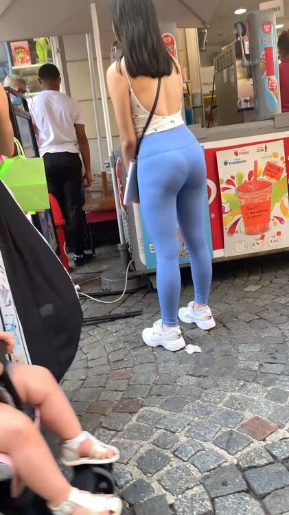 blue leggings VPL.mp4.mp4_snapshot_00.09_[2026.05.01_18.57.11] (1).jpg